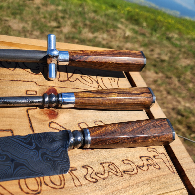 Kit Churrasco Artesanal Forjado em Aço Damasco Padrão Torcido com Cabos de Madeira IRONWOOD