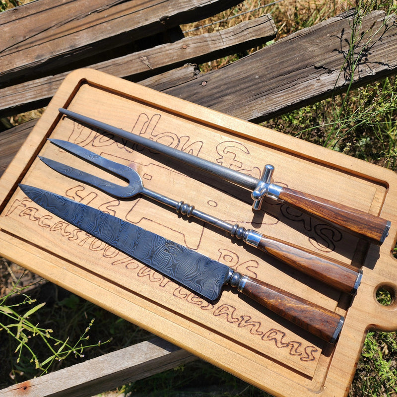 Kit Churrasco Artesanal Forjado em Aço Damasco Padrão Torcido com Cabos de Madeira IRONWOOD