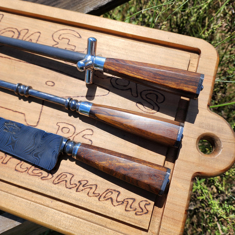 Kit Churrasco Artesanal Forjado em Aço Damasco Padrão Torcido com Cabos de Madeira IRONWOOD